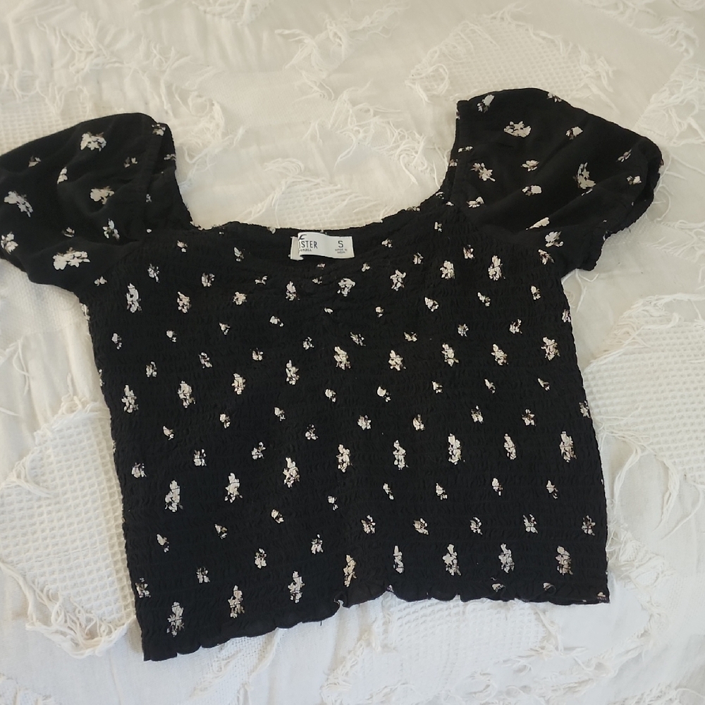 Hollister Black and White Floral Puff Sleeve Blouse